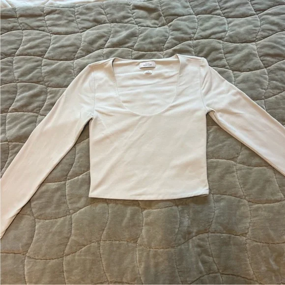 Aritzia Babaton Contour Long Sleeve - Picture 3 of 4